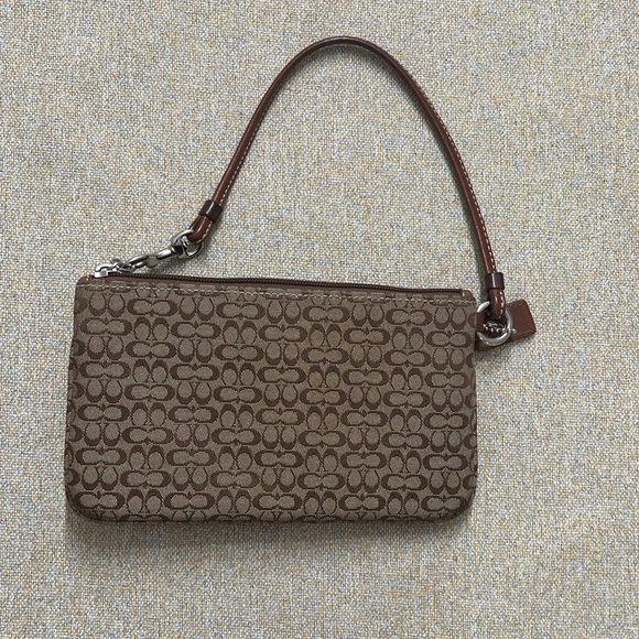 ❤️Coach signature wristlet pouch - Picture 2 of 11
